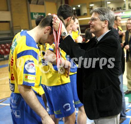 Volleyball. Bundesliga. HYPO VBK Klagenfurt gegen SK Aich/Dob. Die Bronzemedaille fuer Jure Kvesic (AICH) von Peter Kaiser (Obmann Kaerntner Volleyballverband). Klagenfurt, 13.4.2008
Copyright Kuess

---
pressefotos, pressefotografie, kuess, qs, qspictures, sport, bild, bilder, bilddatenbank