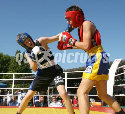 Boxvergleichskampf Klagenfurter Boxverein E&S gegen slowenische Auswahl. Alois Miksch (Klagenfurter Boxverein E&S) (blauer Dress) gegen Luka Vah (Slowenien) . Klagenfurt, am 24.9.2006.
Foto: Kuess
---
pressefotos, pressefotografie, kuess, qs, qspictures, sport, bild, bilder, bilddatenbank