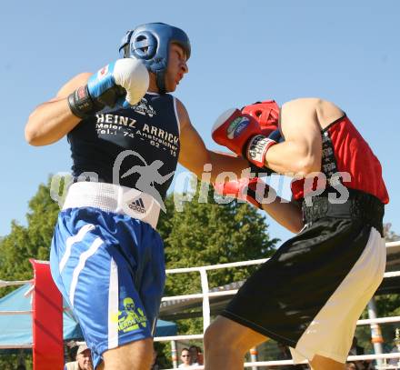 Boxvergleichskampf Klagenfurter Boxverein E&S gegen slowenische Auswahl. Robert Arakelov (Klagenfurter Boxverein E&S) (blauer Dress) gegen Matic Samastur (Slowenien) . Klagenfurt, am 24.9.2006.
Foto: Kuess
---
pressefotos, pressefotografie, kuess, qs, qspictures, sport, bild, bilder, bilddatenbank