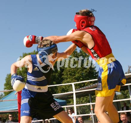 Boxvergleichskampf Klagenfurter Boxverein E&S gegen slowenische Auswahl. Alois Miksch (Klagenfurter Boxverein E&S) (blauer Dress) gegen Luka Vah (Slowenien) . Klagenfurt, am 24.9.2006.
Foto: Kuess
---
pressefotos, pressefotografie, kuess, qs, qspictures, sport, bild, bilder, bilddatenbank