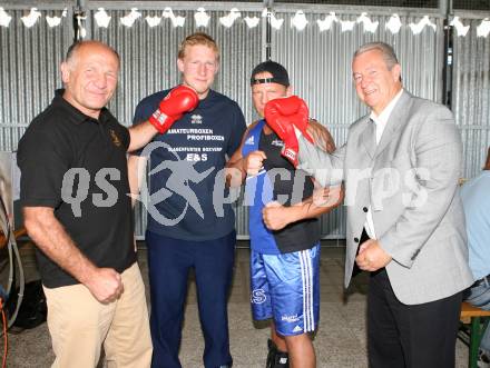 Boxvergleichskampf Klagenfurter Boxverein E&S gegen slowenische Auswahl. Joe Tiger Pachler, Trainer Siegfried Steiner, Fredi Steiner, Stadtrat Dieter Jandl. Klagenfurt, am 24.9.2006.
Foto: Kuess
---
pressefotos, pressefotografie, kuess, qs, qspictures, sport, bild, bilder, bilddatenbank