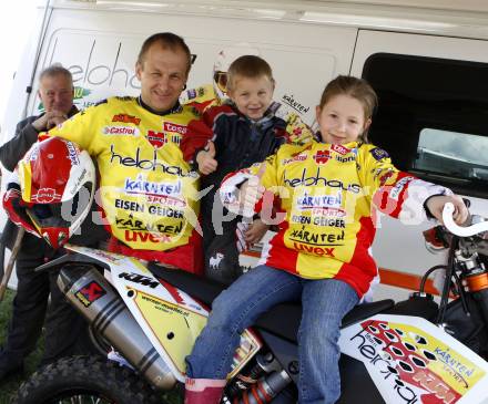 Motocross. Enduro Trophy Griffen. Haberberg, 19.4.2008. Werner Mueller mit seinen Kindern.
Copyright Kuess

---
pressefotos, pressefotografie, kuess, qs, qspictures, sport, bild, bilder, bilddatenbank