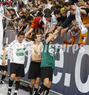 Fussball T-Mobile Bundesliga. SK Austria Kaernten gegen Ried. Thomas Pirker, Wolfgang Bubenik, Manuel Ortlechner mit Fans. Klagenfurt, 20.4.2008.
Copyright Kuess

---
pressefotos, pressefotografie, kuess, qs, qspictures, sport, bild, bilder, bilddatenbank