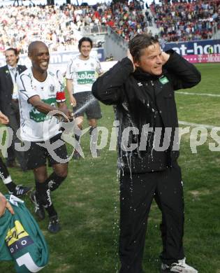 Fussball T-Mobile Bundesliga. SK Austria Kaernten gegen Ried. Sektdusche fuer Frenkie Schinkels von Chiquinho. Klagenfurt, 20.4.2008.
Copyright Kuess

---
pressefotos, pressefotografie, kuess, qs, qspictures, sport, bild, bilder, bilddatenbank