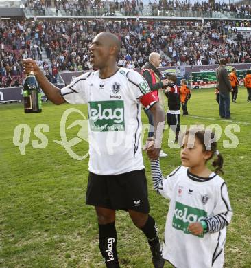 Fussball T-Mobile Bundesliga. SK Austria Kaernten gegen Ried. Jubel Chiquinho mit Tochter. Klagenfurt, 20.4.2008.
Copyright Kuess

---
pressefotos, pressefotografie, kuess, qs, qspictures, sport, bild, bilder, bilddatenbank