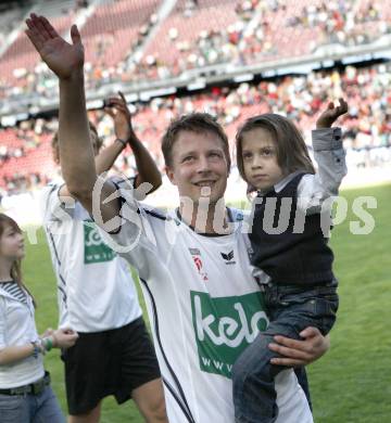 Fussball T-Mobile Bundesliga. SK Austria Kaernten gegen Ried. Thomas Riedl mit Tochter. Klagenfurt, 20.4.2008.
Copyright Kuess

---
pressefotos, pressefotografie, kuess, qs, qspictures, sport, bild, bilder, bilddatenbank