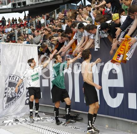 Fussball T-Mobile Bundesliga. SK Austria Kaernten gegen Ried.Thomas Pirker, Manuel Ortlechner, Wolfgang Bubenik mit Fans. Klagenfurt, 20.4.2008.
Copyright Kuess

---
pressefotos, pressefotografie, kuess, qs, qspictures, sport, bild, bilder, bilddatenbank