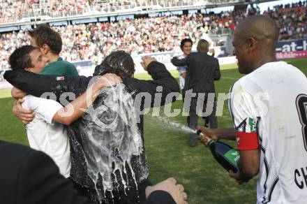 Fussball T-Mobile Bundesliga. SK Austria Kaernten gegen Ried. Sektdusche fuer Frenkie Schinkels von Chiquinho. Klagenfurt, 20.4.2008.
Copyright Kuess

---
pressefotos, pressefotografie, kuess, qs, qspictures, sport, bild, bilder, bilddatenbank