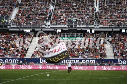 Fussball T-Mobile Bundesliga. SK Austria Kaernten gegen Ried. Fahnentraeger des Fanclubs Amigos (Kaernten). Klagenfurt, 20.4.2008.
Copyright Kuess

---
pressefotos, pressefotografie, kuess, qs, qspictures, sport, bild, bilder, bilddatenbank