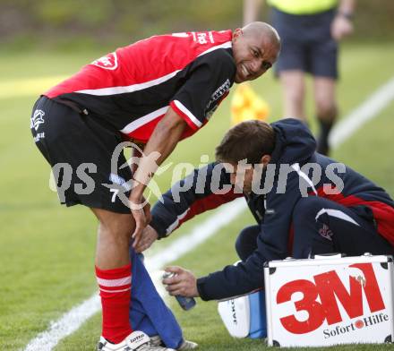 Fussball Regionalliga. WAC/St.Andrae gegen TSV Hartberg.  Marcelo Da Silva wird verarztet (Hartberg). St. Andrae, am 25.4.2008.
Copyright Kuess

---
pressefotos, pressefotografie, kuess, qs, qspictures, sport, bild, bilder, bilddatenbank