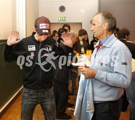 Schispringen. Martin Koch, Baldur Preiml. USI - Fair Play. Klagenfurt, 25.4.2008.
Foto: Kuess
---
pressefotos, pressefotografie, kuess, qs, qspictures, sport, bild, bilder, bilddatenbank