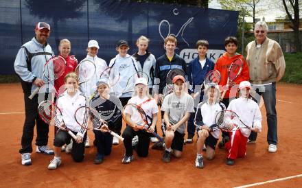 Tennis Nachwuchs. Vorne von links: Johanna Wastian, Maxi Loescher, David Kanduth, Kilian Hofmann, Paul Uster, Fabian Legerer. Hinten von links: Trainer Peter Platzer, Sarah Kanduth, Lena Brugger, Jonas trinker, Karoline Sluga, Patrick Ofner, Christian Russinov, Jason Peter Platzer, Hermann Tatschl. Klagenfurt, am 26.4.2008.
Foto: Kuess 
---
pressefotos, pressefotografie, kuess, qs, qspictures, sport, bild, bilder, bilddatenbank