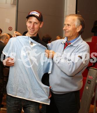 Schispringen. Martin Koch, Baldur Preiml. USI - Fair Play. Klagenfurt, 25.4.2008.
Foto: Kuess
---
pressefotos, pressefotografie, kuess, qs, qspictures, sport, bild, bilder, bilddatenbank