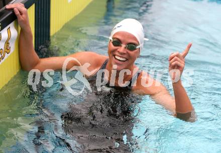 12.08.2006 Schwimmen Oesterreichische Meisterschaften
Wolfsberg Kaernten 200 Meter Freistil.
Joerdis Steinegger, ATUS Graz.
Joerdis freut sich ueber neuen oesterr. Rekord.


Foto: Kuess
---
pressefotos, pressefotografie, kuess, qs, qspictures, sport, bild, bilder, bilddatenbank