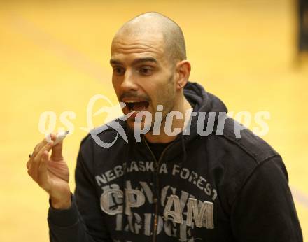 Basketball Kaerntner Liga. KOS Klagenfurt gegen Woerthersee Piraten. Trainer Joachim Buggelsheim (Piraten). Klagenfurt, am 29.4.2008.
Foto: Kuess
---
pressefotos, pressefotografie, kuess, qs, qspictures, sport, bild, bilder, bilddatenbank