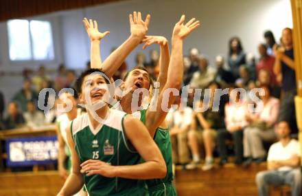 Basketball Kaerntner Liga. KOS Klagenfurt gegen Woerthersee Piraten. Filip Ereiz (KOS), Bernhard Weber (Piraten). Klagenfurt, am 29.4.2008.
Foto: Kuess
---
pressefotos, pressefotografie, kuess, qs, qspictures, sport, bild, bilder, bilddatenbank