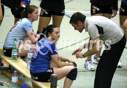 Volleyball. Bundesliiga. ATSC Sparkasse Wildcats gegen Post SV Wien. ZANGERL Sandra, PRAEPROST Maja, Helmut Voggenberger (Wildcats)
Wien, 30.4.2008.
Copyright Kuess

---
pressefotos, pressefotografie, kuess, qs, qspictures, sport, bild, bilder, bilddatenbank