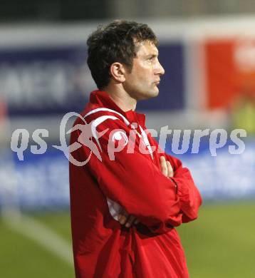 Fussball Red Zac Bundesliga. FC Kaernten gegen DSV Leoben. Beobachtet mit versteinerter Miene das Spiel. Trainer Walter Kogler (Leoben). Klagenfurt, am 2.5.2008.
Copyright Kuess

---
pressefotos, pressefotografie, kuess, qs, qspictures, sport, bild, bilder, bilddatenbank