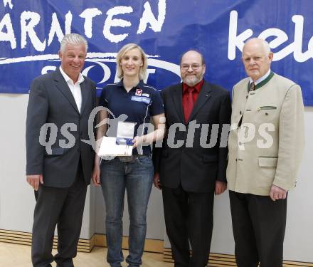 Fechten. Degen, Florett, Saebel. Ueberreichung eines Ehrenzeichen an Olympiastarterin Sandra Kleinberger durch Landessportdirektor Reinhard Tellian, Ingomar Seebacher (Obmann Sektion Fechten KAC) und Hubert Erber (Praesident Kaerntner Fechtverband) . Klagenfurt, am 4.5.2008
Copyright Kuess

---
pressefotos, pressefotografie, kuess, qs, qspictures, sport, bild, bilder, bilddatenbank