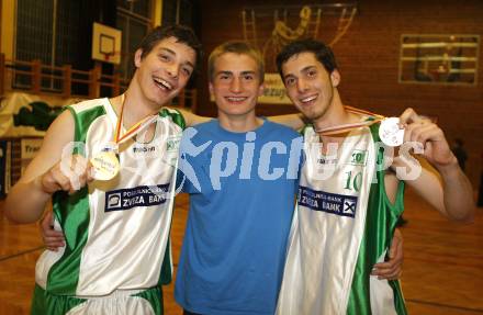 Basketball Kaerntner Liga. Posojilnica KOS gegen Woerthersee Piraten. Nikola Toljic, Nejc Kupper (KOS). Klagenfurt, 8.5.2008.
Copyright Kuess

---
pressefotos, pressefotografie, kuess, qs, qspictures, sport, bild, bilder, bilddatenbank