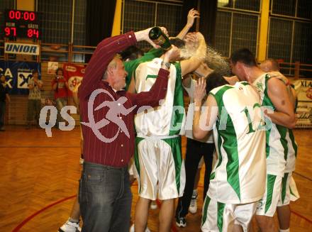 Basketball Kaerntner Liga. Posojilnica KOS gegen Woerthersee Piraten. Jubel KOS. Klagenfurt, 8.5.2008.
Copyright Kuess

---
pressefotos, pressefotografie, kuess, qs, qspictures, sport, bild, bilder, bilddatenbank