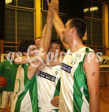 Basketball Kaerntner Liga. Posojilnica KOS gegen Woerthersee Piraten. Jubel KOS. Klagenfurt, 8.5.2008.
Copyright Kuess

---
pressefotos, pressefotografie, kuess, qs, qspictures, sport, bild, bilder, bilddatenbank