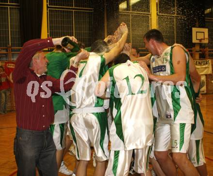 Basketball Kaerntner Liga. Posojilnica KOS gegen Woerthersee Piraten. Jubel KOS. Klagenfurt, 8.5.2008.
Copyright Kuess

---
pressefotos, pressefotografie, kuess, qs, qspictures, sport, bild, bilder, bilddatenbank