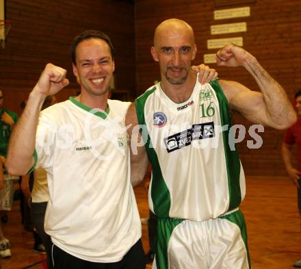 Basketball Kaerntner Liga. Posojilnica KOS gegen Woerthersee Piraten. Jubel Trainer Stefan Hribar, Nenad Videka (KOS). Klagenfurt, 8.5.2008.
Copyright Kuess

---
pressefotos, pressefotografie, kuess, qs, qspictures, sport, bild, bilder, bilddatenbank