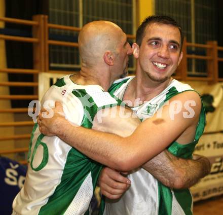 Basketball Kaerntner Liga. Posojilnica KOS gegen Woerthersee Piraten. Jubel Nenad Videka, Filip Ereiz (KOS). Klagenfurt, 8.5.2008.
Copyright Kuess

---
pressefotos, pressefotografie, kuess, qs, qspictures, sport, bild, bilder, bilddatenbank