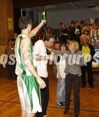 Basketball Kaerntner Liga. Posojilnica KOS gegen Woerthersee Piraten. Sektdusche fuer Trainer Stefan Hribar (KOS). Klagenfurt, 8.5.2008.
Copyright Kuess

---
pressefotos, pressefotografie, kuess, qs, qspictures, sport, bild, bilder, bilddatenbank