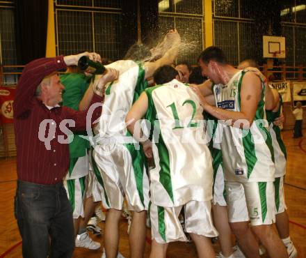 Basketball Kaerntner Liga. Posojilnica KOS gegen Woerthersee Piraten. Jubel KOS. Klagenfurt, 8.5.2008.
Copyright Kuess

---
pressefotos, pressefotografie, kuess, qs, qspictures, sport, bild, bilder, bilddatenbank