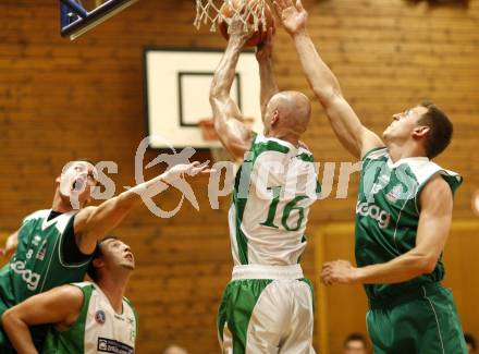 Basketball Kaerntner Liga. Posojilnica KOS gegen Woerthersee Piraten. FNenad Videka (KOS), Bernhard Duller, Maximilian Kunovjanek (Piraten). Klagenfurt, 8.5.2008.
Copyright Kuess

---
pressefotos, pressefotografie, kuess, qs, qspictures, sport, bild, bilder, bilddatenbank