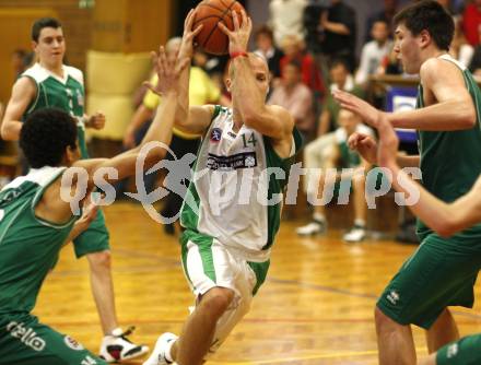 Basketball Kaerntner Liga. Posojilnica KOS gegen Woerthersee Piraten. Davor Sattler (KOS), Samuel Bachlechner, Bernhard Weber (Piraten). Klagenfurt, 8.5.2008.
Copyright Kuess

---
pressefotos, pressefotografie, kuess, qs, qspictures, sport, bild, bilder, bilddatenbank