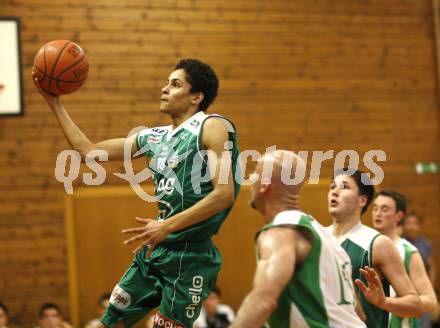 Basketball Kaerntner Liga. Posojilnica KOS gegen Woerthersee Piraten. Nenad Videka (KOS), Samuel Bachlechner (Piraten). Klagenfurt, 8.5.2008.
Copyright Kuess

---
pressefotos, pressefotografie, kuess, qs, qspictures, sport, bild, bilder, bilddatenbank