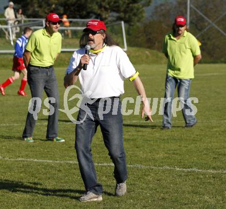 Sport Divers. Praesentation des Euro Songs Aero Action Dance. Komponist, Texter und Saenger des Songs Tausendsassa Rudi Petermann mit den Dancers Werner und Heinzi. Ludmannsdorf, am 11.5.2008.
Foto: Kuess
---
pressefotos, pressefotografie, kuess, qs, qspictures, sport, bild, bilder, bilddatenbank