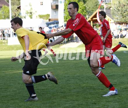 Fussball Unterliga Ost. Ludmannsdorf gegen St. Michael/Bl. Wolfgang Modritsch (Ludmannsdorf), Matic Korasa (St. Michael). Ludmannsdorf, am 11.5.2008.
Foto: Kuess
---
pressefotos, pressefotografie, kuess, qs, qspictures, sport, bild, bilder, bilddatenbank