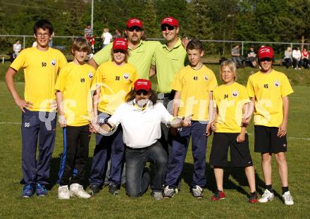 Sport Divers. Praesentation des Euro Songs Aero Action Dance. Komponist, Texter und Saenger des Songs Tausendsassa Rudi Petermann mit den Dancers Werner und Heinzi und Spielern der U14 von Ludmannsdorf. Ludmannsdorf, am 11.5.2008.
Foto: Kuess
---
pressefotos, pressefotografie, kuess, qs, qspictures, sport, bild, bilder, bilddatenbank