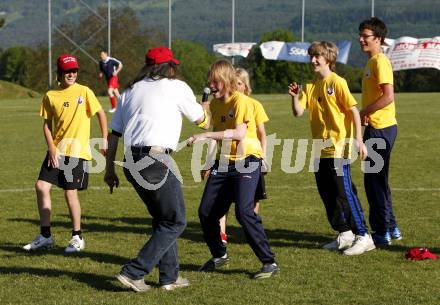 Sport Divers. Praesentation des Euro Songs Aero Action Dance. Komponist, Texter und Saenger des Songs Tausendsassa Rudi Petermann mit Spielern der U14 von Ludmannsdorf. Ludmannsdorf, am 11.5.2008.
Foto: Kuess
---
pressefotos, pressefotografie, kuess, qs, qspictures, sport, bild, bilder, bilddatenbank