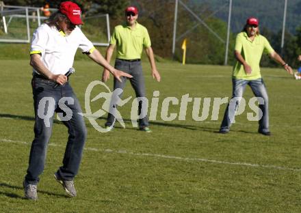 Sport Divers. Praesentation des Euro Songs Aero Action Dance. Komponist, Texter und Saenger des Songs Tausendsassa Rudi Petermann mit den Dancers Werner und Heinzi. Ludmannsdorf, am 11.5.2008.
Foto: Kuess
---
pressefotos, pressefotografie, kuess, qs, qspictures, sport, bild, bilder, bilddatenbank