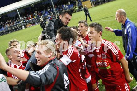 Fussball Red Zac Bundesliga. FC Kaernten gegen SC/ESV Parndorf. Die Spieler feiern Trainer Nenad Bjelica (FCK). Klagenfurt, am 16.5.2008.
Copyright Kuess

---
pressefotos, pressefotografie, kuess, qs, qspictures, sport, bild, bilder, bilddatenbank