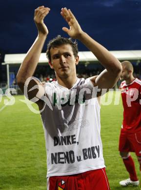 Fussball Red Zac Bundesliga. FC Kaernten gegen SC/ESV Parndorf. Haris Bukva (FCK) bedankt sich bei den Trainern Nenad Bjelica und Slobodan Grubor. Klagenfurt, am 16.5.2008.
Copyright Kuess

---
pressefotos, pressefotografie, kuess, qs, qspictures, sport, bild, bilder, bilddatenbank