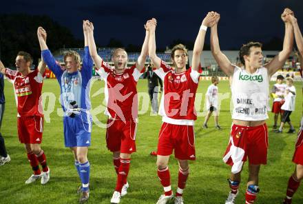 Fussball Red Zac Bundesliga. FC Kaernten gegen SC/ESV Parndorf. Die Spieler des FCK bedanken sich beim Publikum. Klagenfurt, am 16.5.2008.
Copyright Kuess

---
pressefotos, pressefotografie, kuess, qs, qspictures, sport, bild, bilder, bilddatenbank