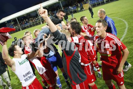 Fussball Red Zac Bundesliga. FC Kaernten gegen SC/ESV Parndorf. Die Spieler feiern Trainer Nenad Bjelica (FCK). Klagenfurt, am 16.5.2008.
Copyright Kuess

---
pressefotos, pressefotografie, kuess, qs, qspictures, sport, bild, bilder, bilddatenbank