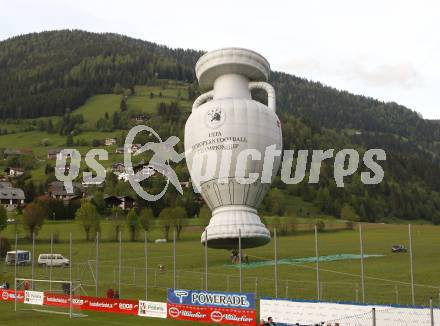 Fussball. Europameisterschaft. Testspiel Euro 2008 -Team Tschechien gegen Kaernten 2008-Team WAC/St. Andrae. Pokal, Heissluftballon, Henri Delaunay Trophy. Bad Kleinkirchheim, am 24.5.2008.
Copyright Kuess

---
pressefotos, pressefotografie, kuess, qs, qspictures, sport, bild, bilder, bilddatenbank