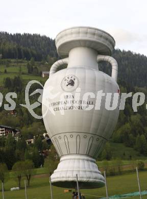 Fussball. Europameisterschaft. Testspiel Euro 2008 -Team Tschechien gegen Kaernten 2008-Team WAC/St. Andrae. Pokal, Heissluftballon, Henri Delaunay Trophy. Bad Kleinkirchheim, am 24.5.2008.
Copyright Kuess

---
pressefotos, pressefotografie, kuess, qs, qspictures, sport, bild, bilder, bilddatenbank