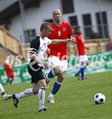 Fussball. Europameisterschaft. Testspiel Euro 2008 -Team Tschechien gegen Kaernten 2008-Team WAC/St. Andrae. Bernd Spitzer (WAC/St. Andrae), Jan Koller (Tschechien). Bad Kleinkirchheim, am 24.5.2008.
Copyright Kuess

---
pressefotos, pressefotografie, kuess, qs, qspictures, sport, bild, bilder, bilddatenbank