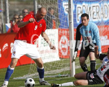 Fussball. Europameisterschaft. Testspiel Euro 2008 -Team Tschechien gegen Kaernten 2008-Team WAC/St. Andrae. Stefan Takats (WAC/St. Andrae), Jan Koller (Tschechien). Bad Kleinkirchheim, am 24.5.2008.
Copyright Kuess

---
pressefotos, pressefotografie, kuess, qs, qspictures, sport, bild, bilder, bilddatenbank