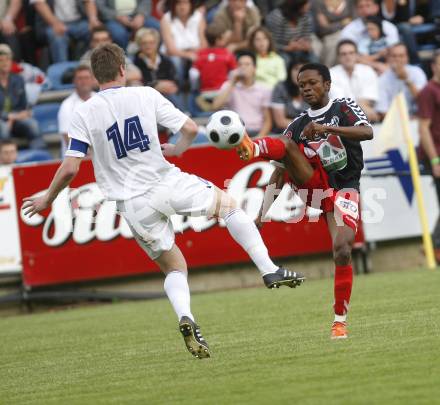 Fussball. OEFB Cupfinale. SV Feldkirchen gegen SV Horn. Maxwell Siaw (Feldkirchen), Erwin Denk (Horn). Feldkirchen, am 26.5.2008.
Copyright Kuess

---
pressefotos, pressefotografie, kuess, qs, qspictures, sport, bild, bilder, bilddatenbank