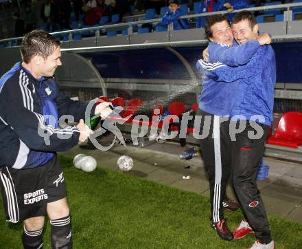 Fussball. Kaerntner Liga. FC Fire Fox St. Veit. Meisterfeier. Sektdusche fuer Trainer Martin Kaiser und Tormanntrainer Udo Mallegg. St. Veit, am 30.5.2008.
Foto: Kuess 
---
pressefotos, pressefotografie, kuess, qs, qspictures, sport, bild, bilder, bilddatenbank