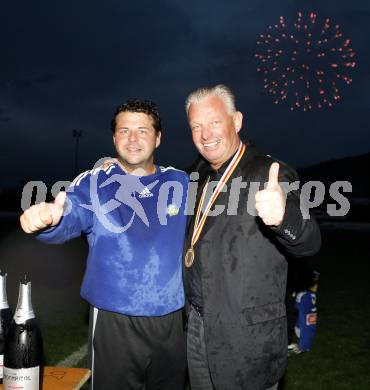 Fussball. Kaerntner Liga. FC Fire Fox St. Veit. Meisterfeier. Trainer Martin Kaiser, Sportdirektor Reinhard Tellian. St. Veit, am 30.5.2008.
Foto: Kuess 
---
pressefotos, pressefotografie, kuess, qs, qspictures, sport, bild, bilder, bilddatenbank